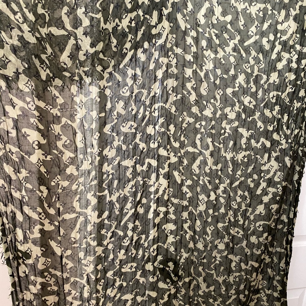 LV Graffiti leopard stole - Picture 4 of 8